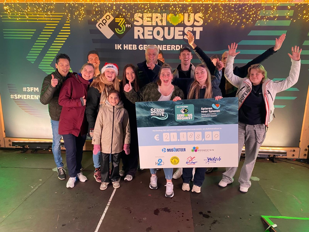 Het team van Serious Swim & Dive met de cheque bij 3FM Serious Request